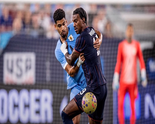 Jugadores de Estados Unidos y Uruguay disputan la pelota durante el amistoso en el Estadio Raymond James.