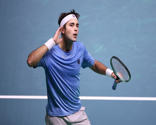 Tomás Etcheverry celebra un punto llevándose la mano a la oreja