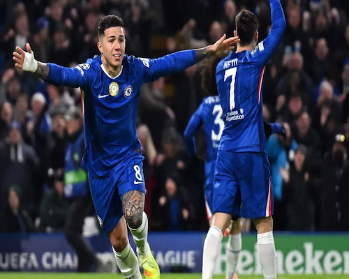 Enzo Fernández celebra su gol con los brazos abiertos.