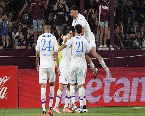 Jugadores de Tigre celebran un gol abrazados durante el partido ante Lanús.