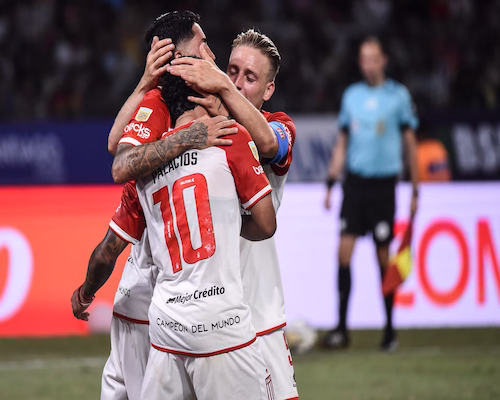 Tiago Palacios se abraza con sus compañeros tras realizar el gol que le dio la victoria ante Central Córdoba.