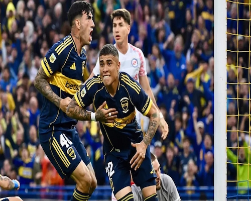 Ayrton Costa celebra su gol golpeándose el pecho.