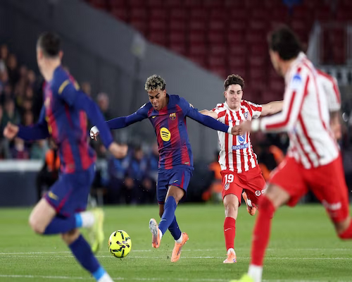 Julián Alvarez y Lamine Yamal se disputan la pelota.