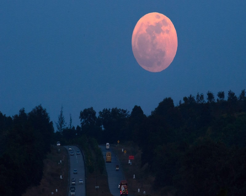 Superluna de diciembre vista en el cielo nocturno