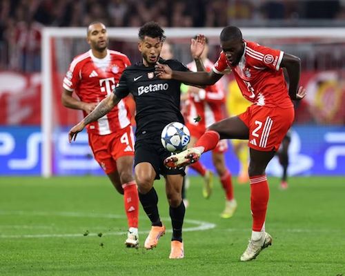 Jugadores de Bayern Múnich y Sporting Lisboa se disputan la pelota.