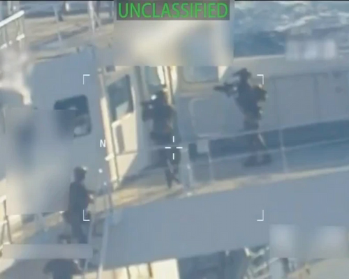 Agentes estadounidenses abordando un buque petrolero durante un operativo marítimo.