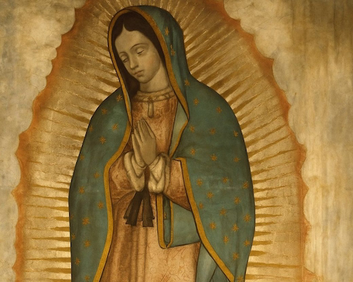 Representación de la Virgen de Guadalupe con manto azul y manos juntas en oración.