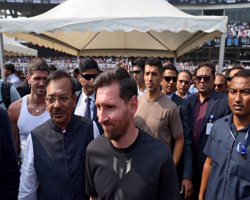 Lionel Messi escoltado por personal de seguridad durante un evento multitudinario en la India