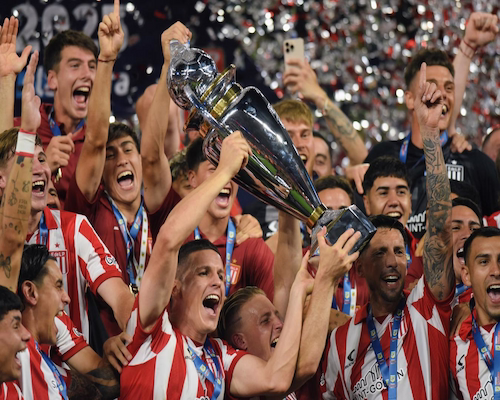 Jugadores de Estudiantes de La Plata levantan el trofeo del Torneo Clausura 2025 en medio de los festejos.