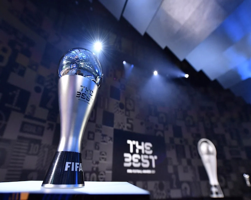 Trofeo de los Premios The Best de la FIFA exhibido durante la ceremonia oficial