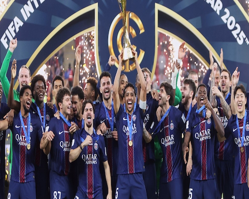 Los jugadores del PSG levantando la copa y con medallas colgando del cuello.