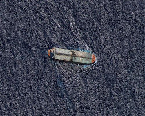 Vista aérea de un buque petrolero navegando en mar abierto.