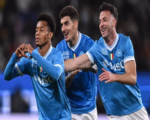 Jugadores del Napoli celebran un gol durante la final de la Supercopa de Italia
