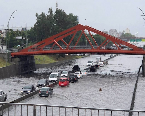 Autopista del AMBA completamente inundada con autos varados tras el intenso diluvio previo a Nochebuena.