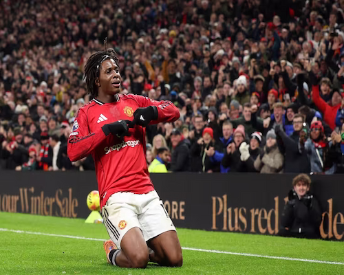 Patrick Dorgu celebra su gol con la camiseta del Manchester United durante el partido ante Newcastle United por la Premier League