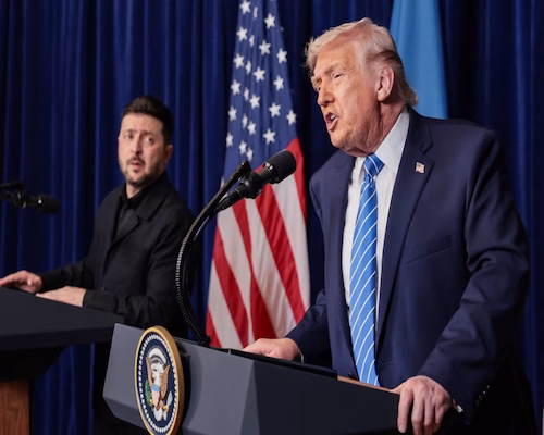 Donald Trump habla en un atril mientras Volodimir Zelensky lo observa durante una comparecencia conjunta