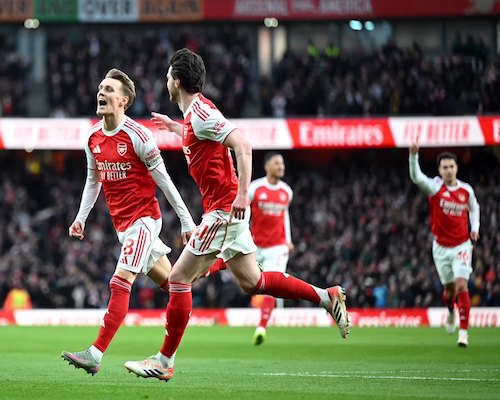 Jugadores del Arsenal celebran un gol durante el partido ante Aston Villa por la Premier League en el Emirates Stadium.