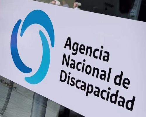 Cartel de la Agencia Nacional de Discapacidad en la entrada de un edificio público.