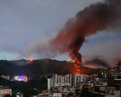 Bombardeos nocturnos sobre Caracas durante un ataque militar de Estados Unidos.