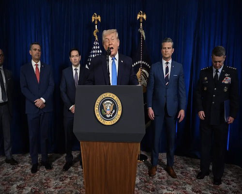 Donald Trump brinda una conferencia de prensa rodeado de funcionarios y autoridades militares.