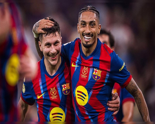 Roony Bardghji y Raphinha celebran un gol abrazados