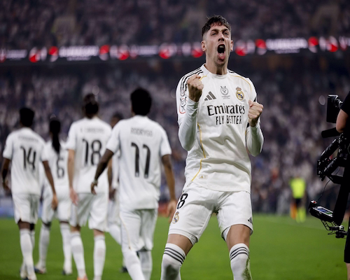 Federico Valverde celebra un gol del Real Madrid con el puño en alto durante la semifinal de la Supercopa de España ante Atlético de Madrid.