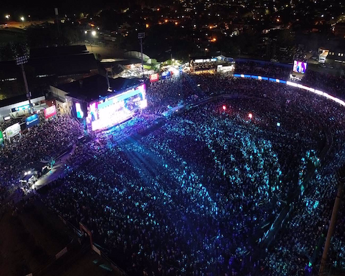 Anfiteatro José Hernández colmado de público durante el Festival Nacional de Doma y Folklore de Jesús María 2026