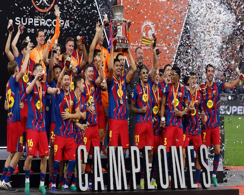 Jugadores del Barcelona levantan el trofeo de la Supercopa de España 2026 bajo una lluvia de confeti.