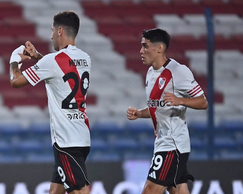 Gonzalo Montiel celebra su gol para River Plate junto a un compañero durante el amistoso ante Millonarios