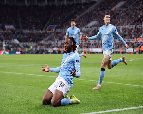 Antoine Semenyo celebra su gol para Manchester City ante Newcastle en la semifinal de la Copa de la Liga inglesa