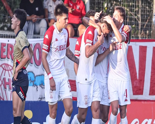 Jugadores de Huracán celebran un gol abrazados durante el partido ante Cerro Porteño por la Serie Río de la Plata.