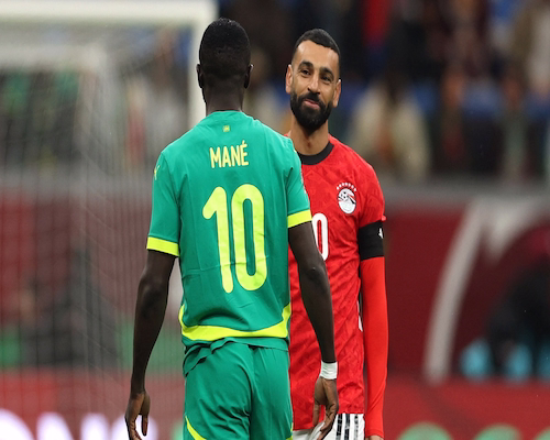 Mohamed Salah mira a Sadio Mané y sonríe