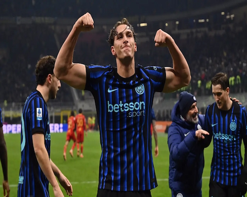 Francesco Pio Esposito celebra su gol con los bíceps flexionados