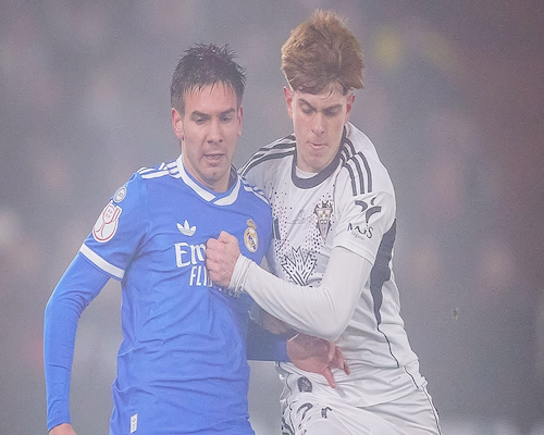 Javier Villar y Franco Mastantuono se disputan la pelota