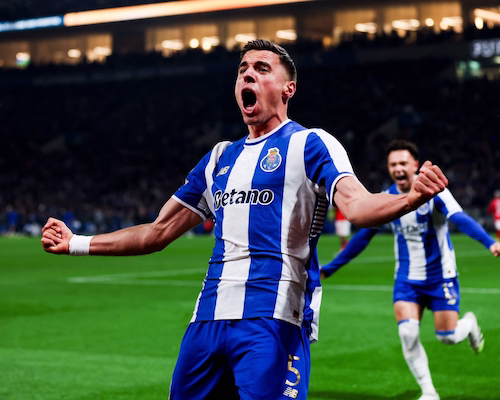 Jan Bednarek celebra su gol con los brazos en alto