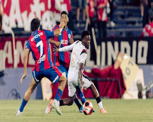 Jugadores de Cúcuta y San Lorenzo se disputan la pelota durante el partido por la Serie Río de la Plata