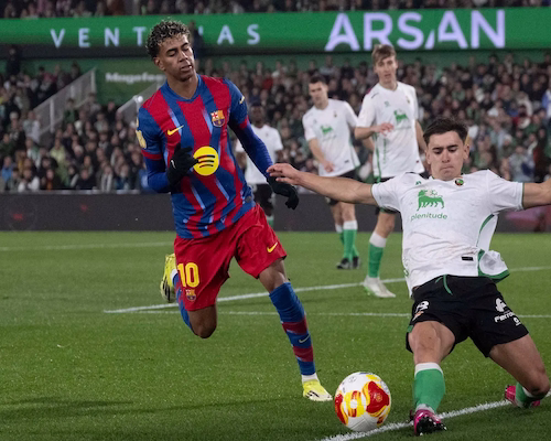 Lamine Yamal disputa la pelota con un defensor del Racing de Santander durante el partido de Copa del Rey