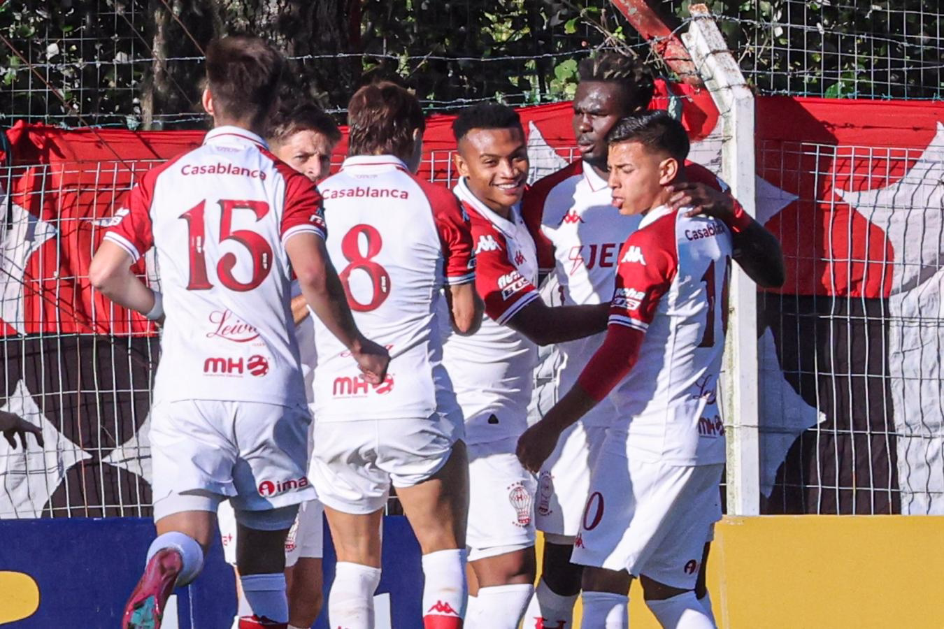 Jugadores de Huracán celebran un gol junto al alambrado durante el partido ante Cúcuta por la Serie Colombia