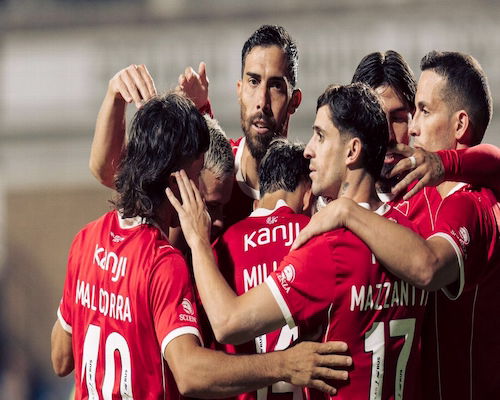 Jugadores de Independiente celebran un gol abrazados durante el amistoso ante Wanderers en el Parque Viera.