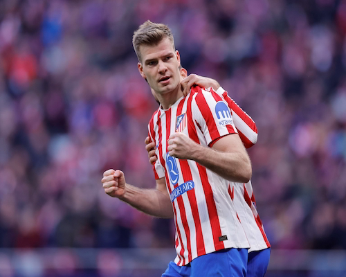 Alexander Sørloth festeja su gol para Atlético de Madrid cerrando los puños en el Metropolitano.