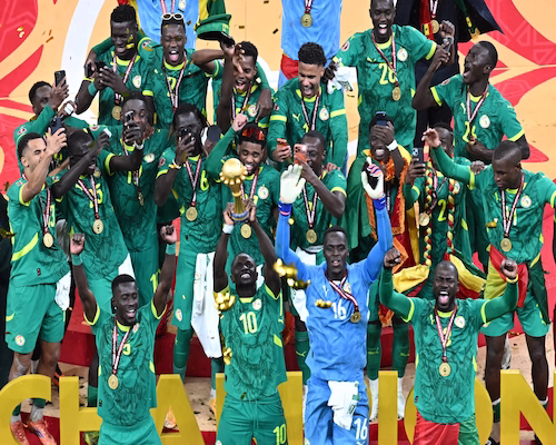 Selección de Senegal celebra con el trofeo tras consagrarse campeona de la Copa Africana de Naciones 2026
