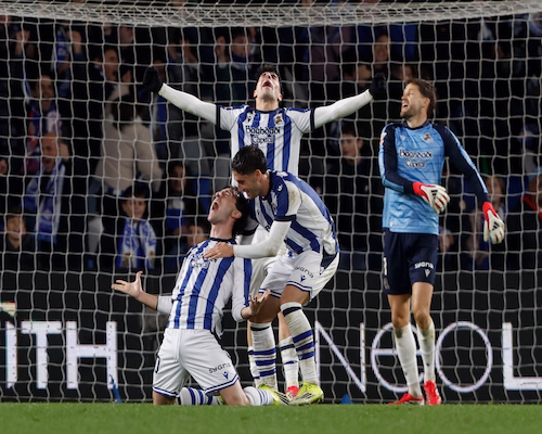 Jugadores de la Real Sociedad celebran un gol frente al arco durante el partido ante Barcelona en el Reale Arena