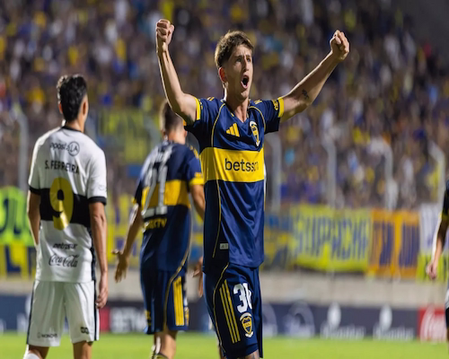Tomás Belmonte festeja con los brazos levantados su gol para Boca Juniors ante Olimpia en el partido amistoso.