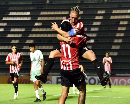 Santiago Ascacíbar y Facundo Farías se abrazan para celebrar un gol de Estudiantes ante Ituzaingó por la Copa Argentina.