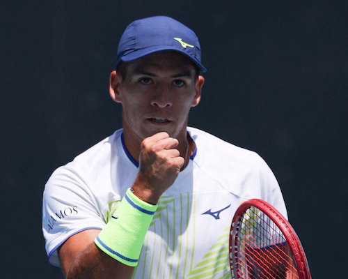 Sebastián Báez celebra un punto con el puño cerrado durante su partido en el Australian Open