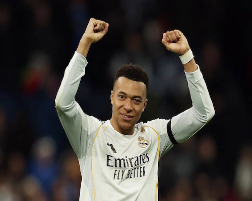 Kylian Mbappé celebra con los brazos en alto tras marcar un gol con el Real Madrid ante Mónaco por la Champions League.