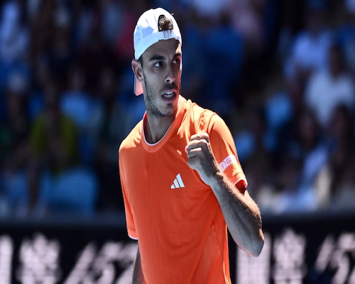 Francisco Cerúndolo festeja un punto con el puño cerrado durante su partido en el Australian Open.