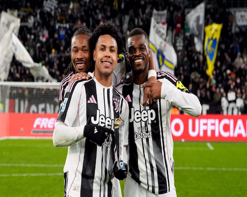 Weston McKennie celebra su gol con sus compañeros de Juventus durante el partido ante Benfica por la UEFA Champions League