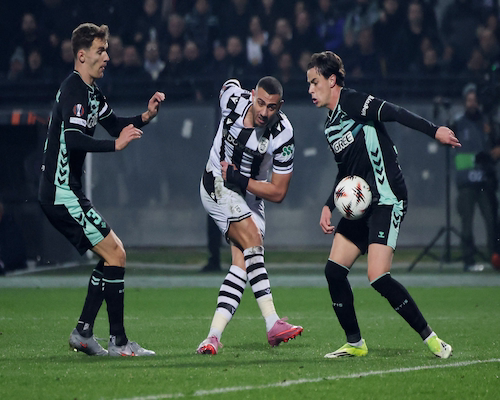 Jugador del PAOK ejecuta un disparo ante la marca de dos futbolistas del Betis durante el partido de la Europa League.