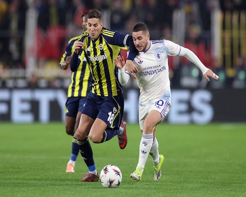 Jugador del Aston Villa y futbolista del Fenerbahçe se disputan la pelota durante el partido por la UEFA Europa League en Estambul